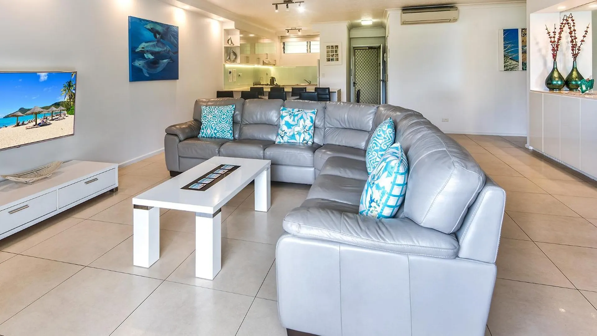 Poinciana 101 Centrally Located 3 Bedroom, Buggy!! شقة