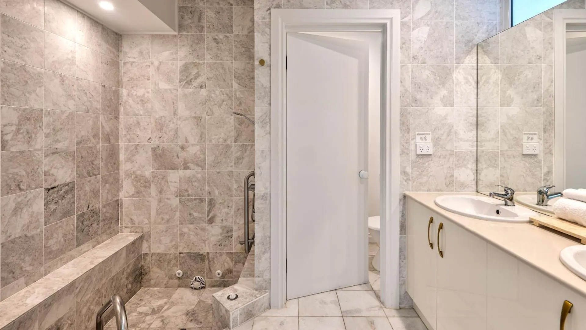 Bella Vista East 4 Oceanview, Golf Buggy, Valet Service & Shared Pool