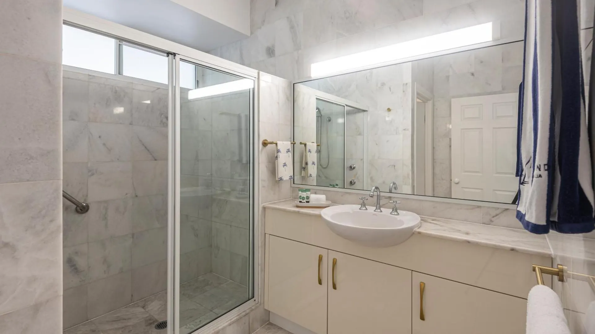 Bella Vista East 4 Oceanview, Golf Buggy, Valet Service & Shared Pool Apartman