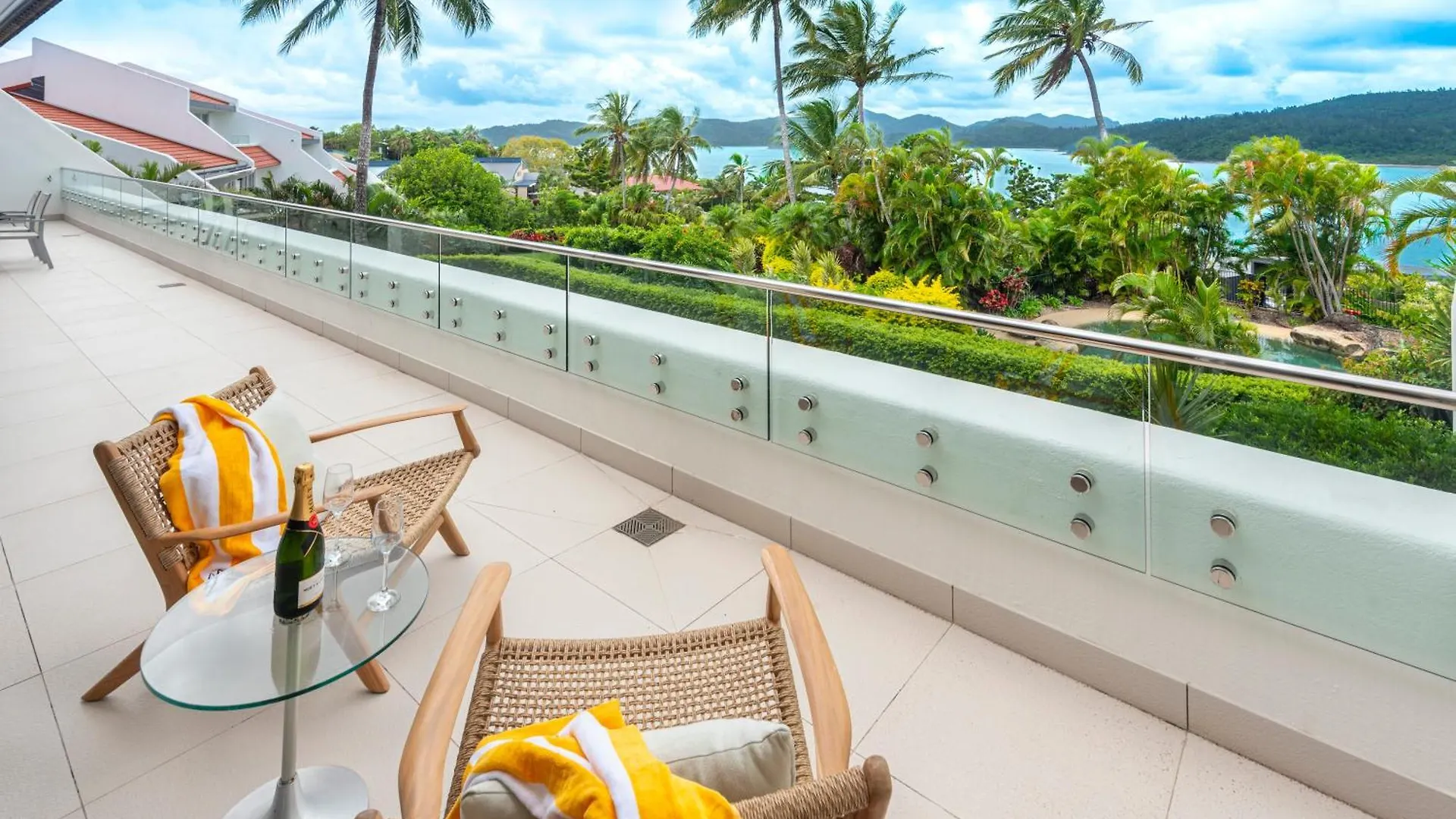 Bella Vista East 4 Oceanview, Golf Buggy, Valet Service & Shared Pool *