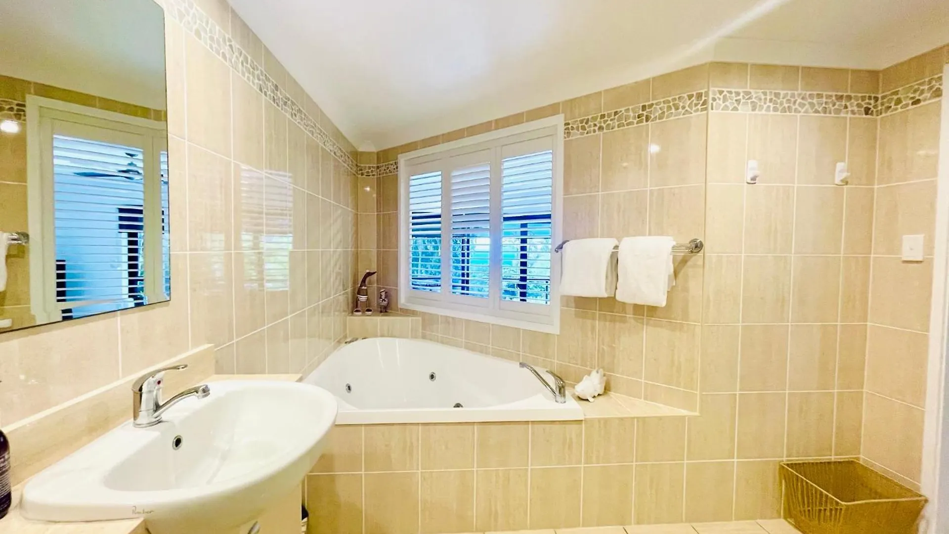 Ocean View Island 2-bedroom Townhouse Buggy Valet Service Extra Queen Air Bed Semesterbostad