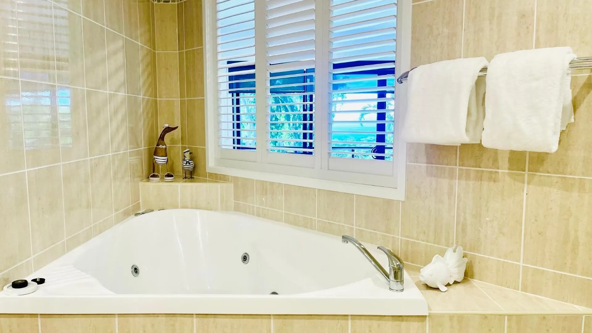 Ocean View Island 2-bedroom Townhouse Buggy Valet Service Extra Queen Air Bed Semesterbostad *
