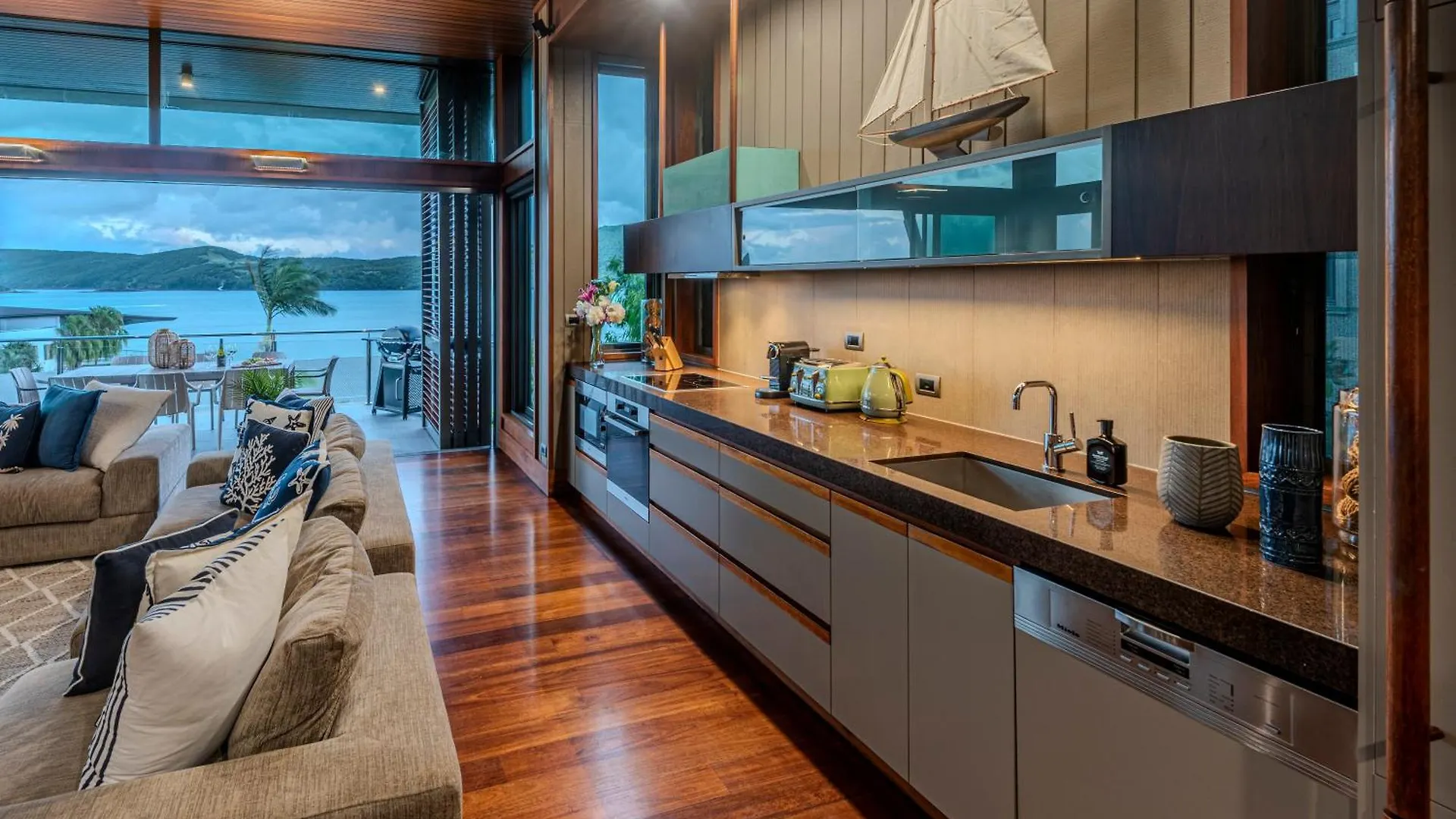 Yacht Club On By Hiha *