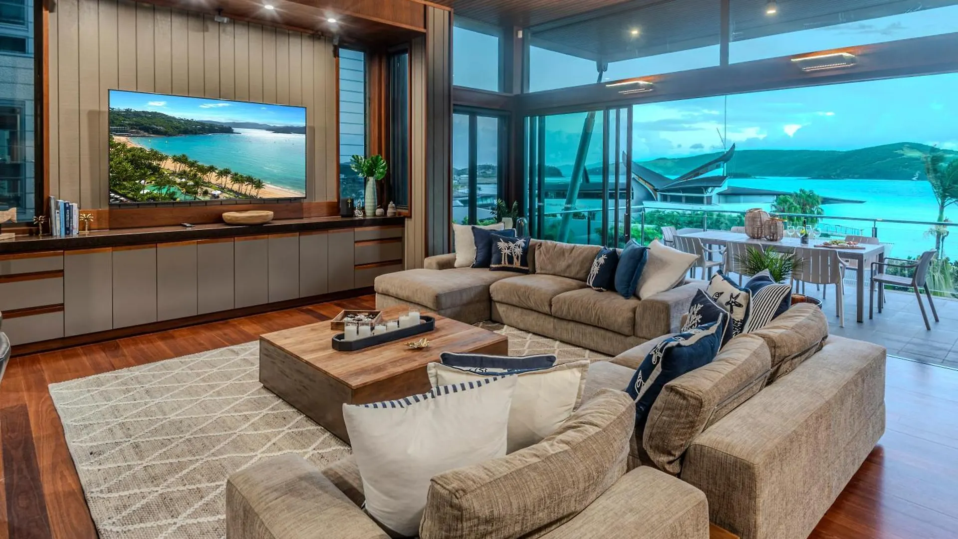 Yacht Club On By Hiha *