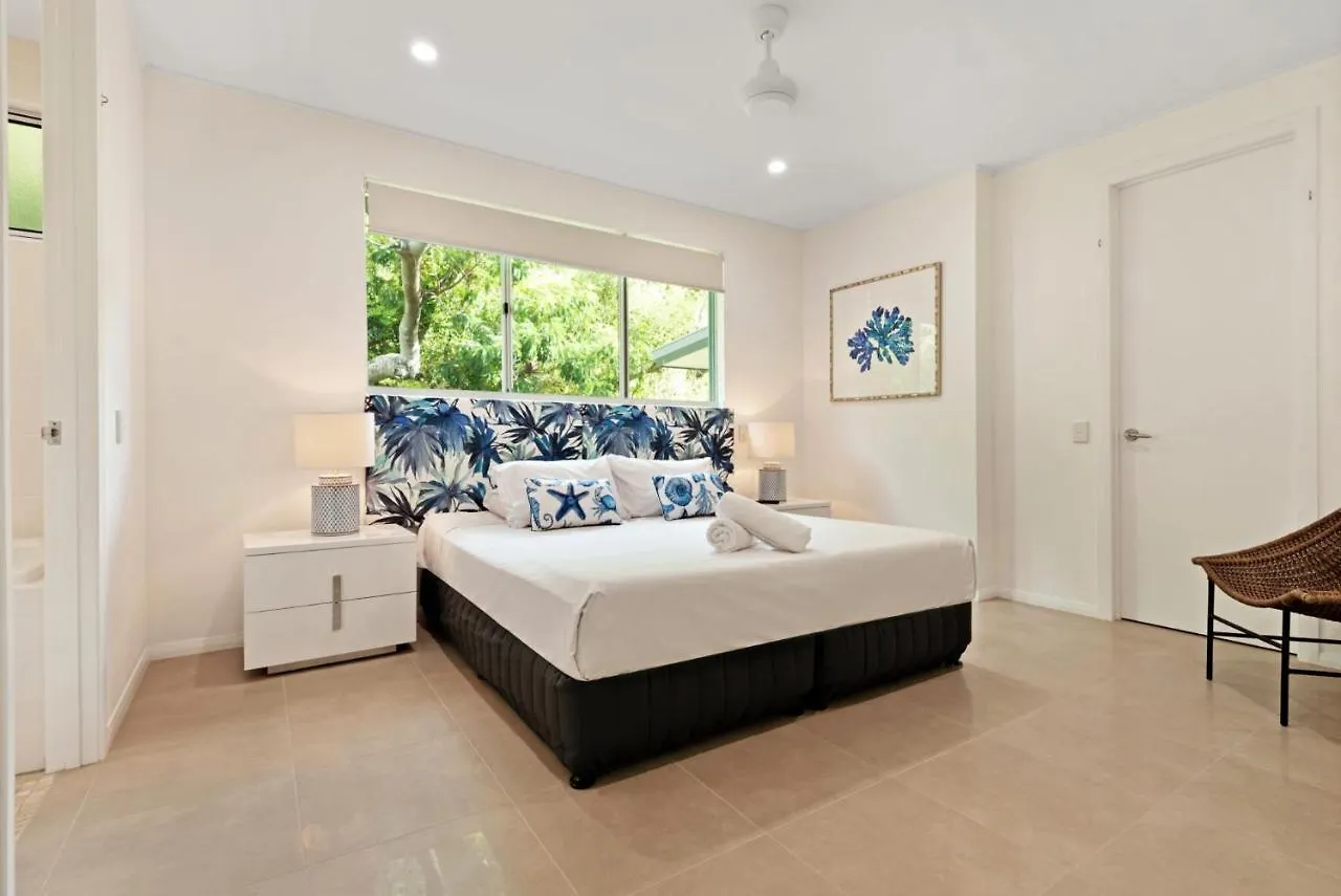 Pavillion 3 Absolute Waterfront 4 Bedroom 2 Lounge And Golf Buggy
