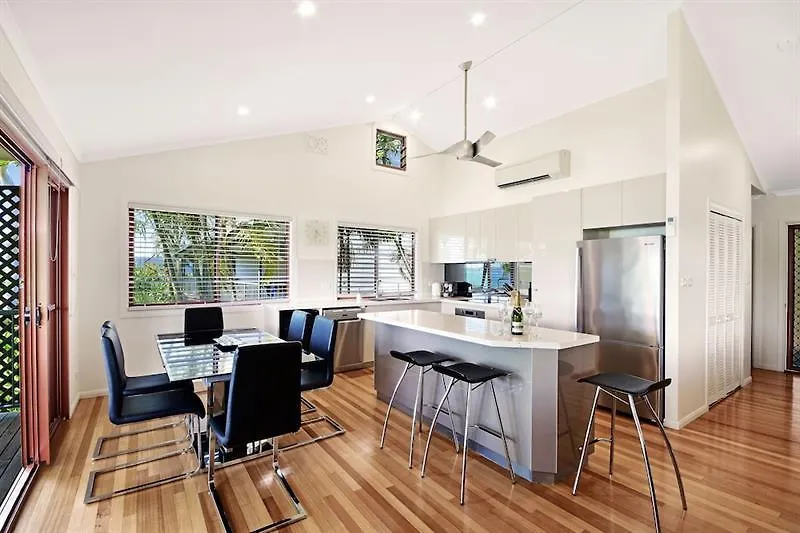Heliconia 10 Newly Renovated Centrally Located House