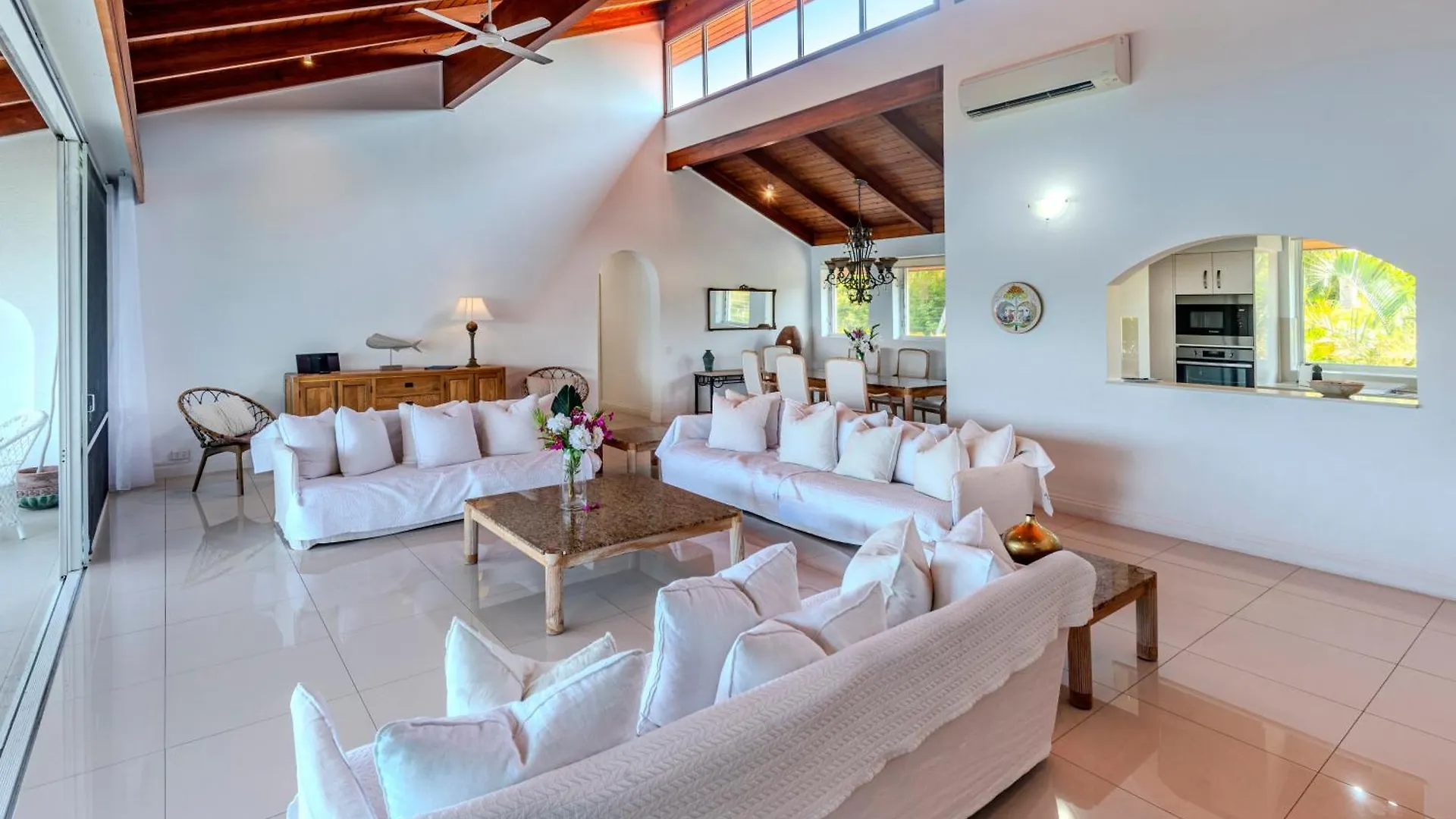 Bella Vista E9 - Ocean View Spacious 2 Bedroom With Golf Buggy *