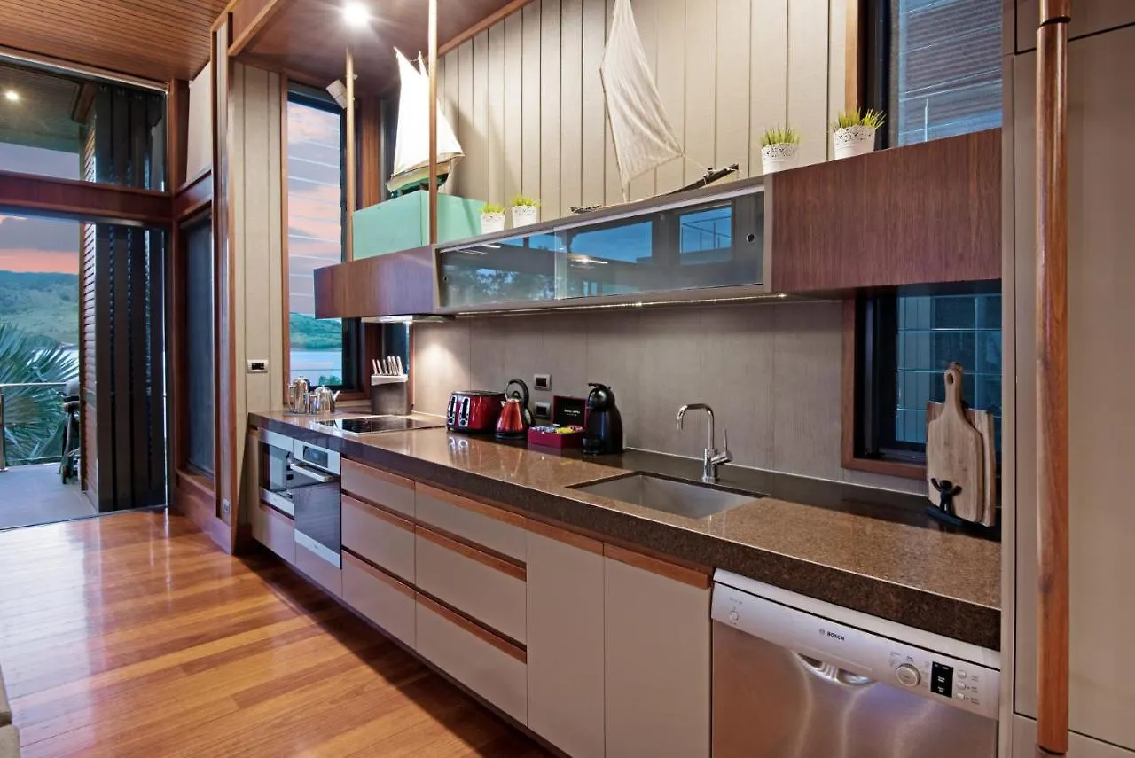 Yacht Club 33 - Serenity - 4 Bedroom 4 Bathroom House Ocean Views 2 Buggies Hamilton Island