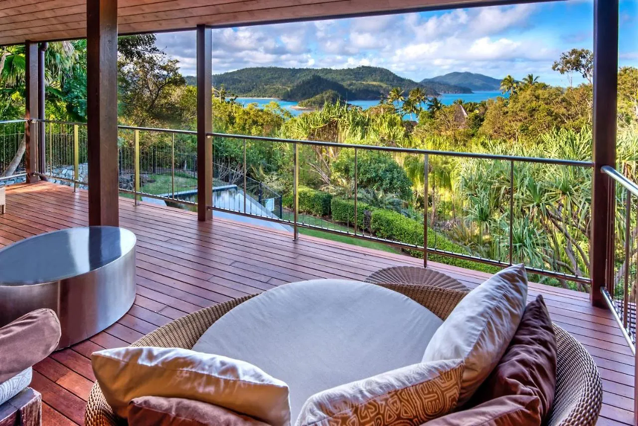 Indulge In The Lap Of Luxury, Iluka Is Your Private Ocean-view Haven On Half An Acre With Infinity Pool And Two Golf Buggies ハミルトン・アイランド