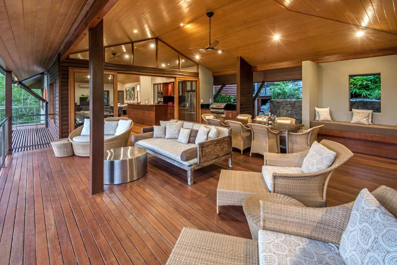 Indulge In The Lap Of Luxury, Iluka Is Your Private Ocean-view Haven On Half An Acre With Infinity Pool And Two Golf Buggies 別荘 ハミルトン・アイランド