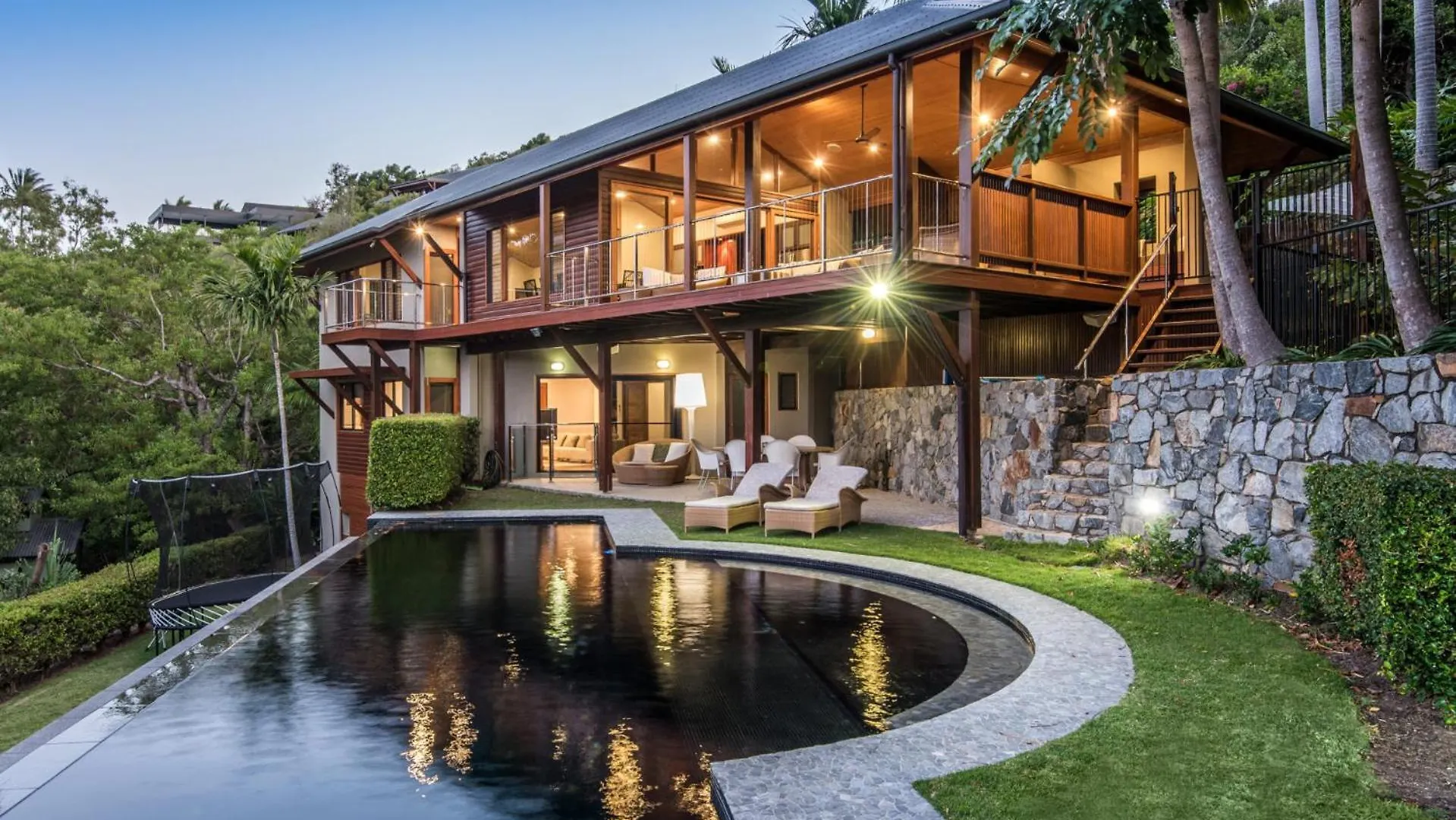 Indulge In The Lap Of Luxury, Iluka Is Your Private Ocean-view Haven On Half An Acre With Infinity Pool And Two Golf Buggies ハミルトン・アイランド