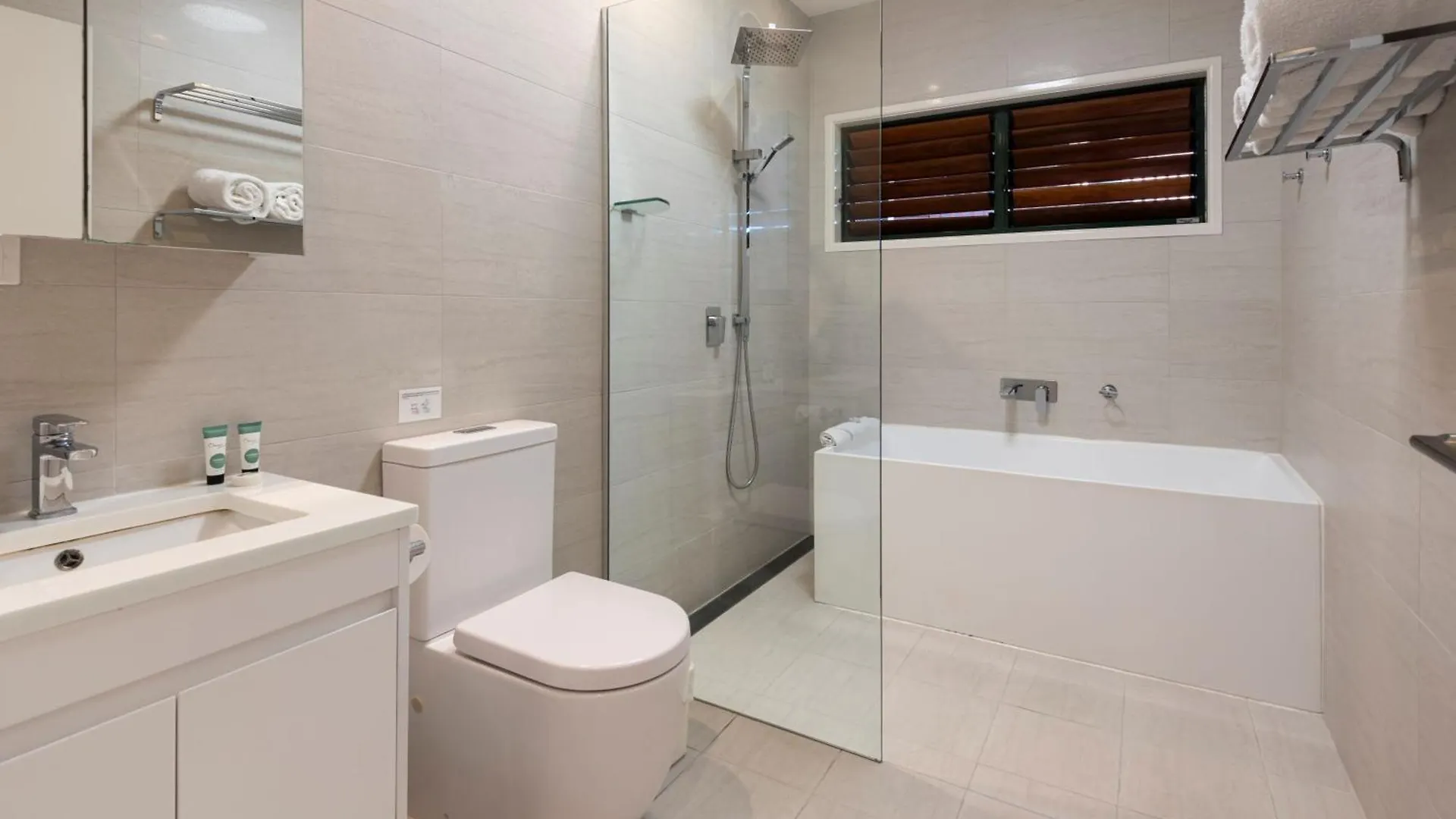 Casuarina 16 - 3 Bedroom House With 180 Degree Ocean Views, Buggy & Valet Service