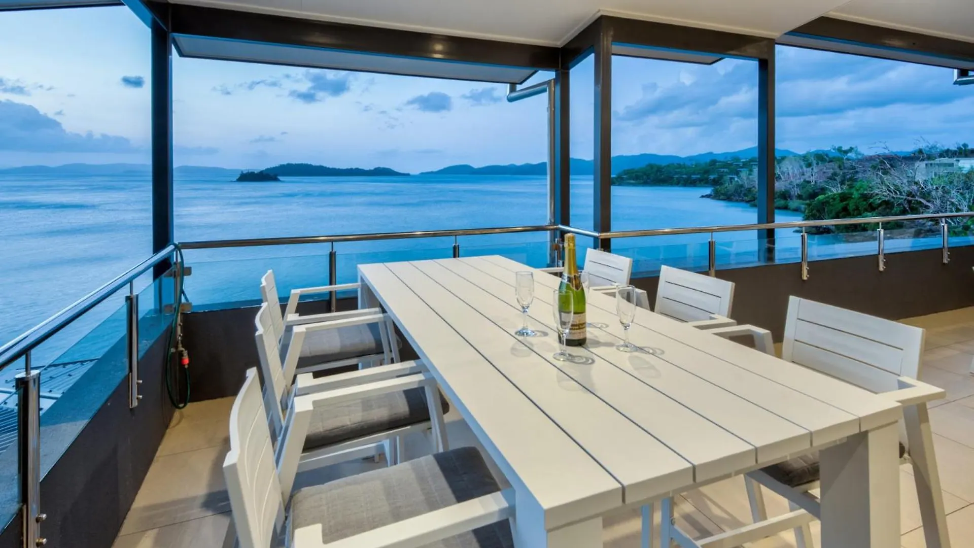 16 The Edge - - Waterfront, Golf Buggy And Sea Views