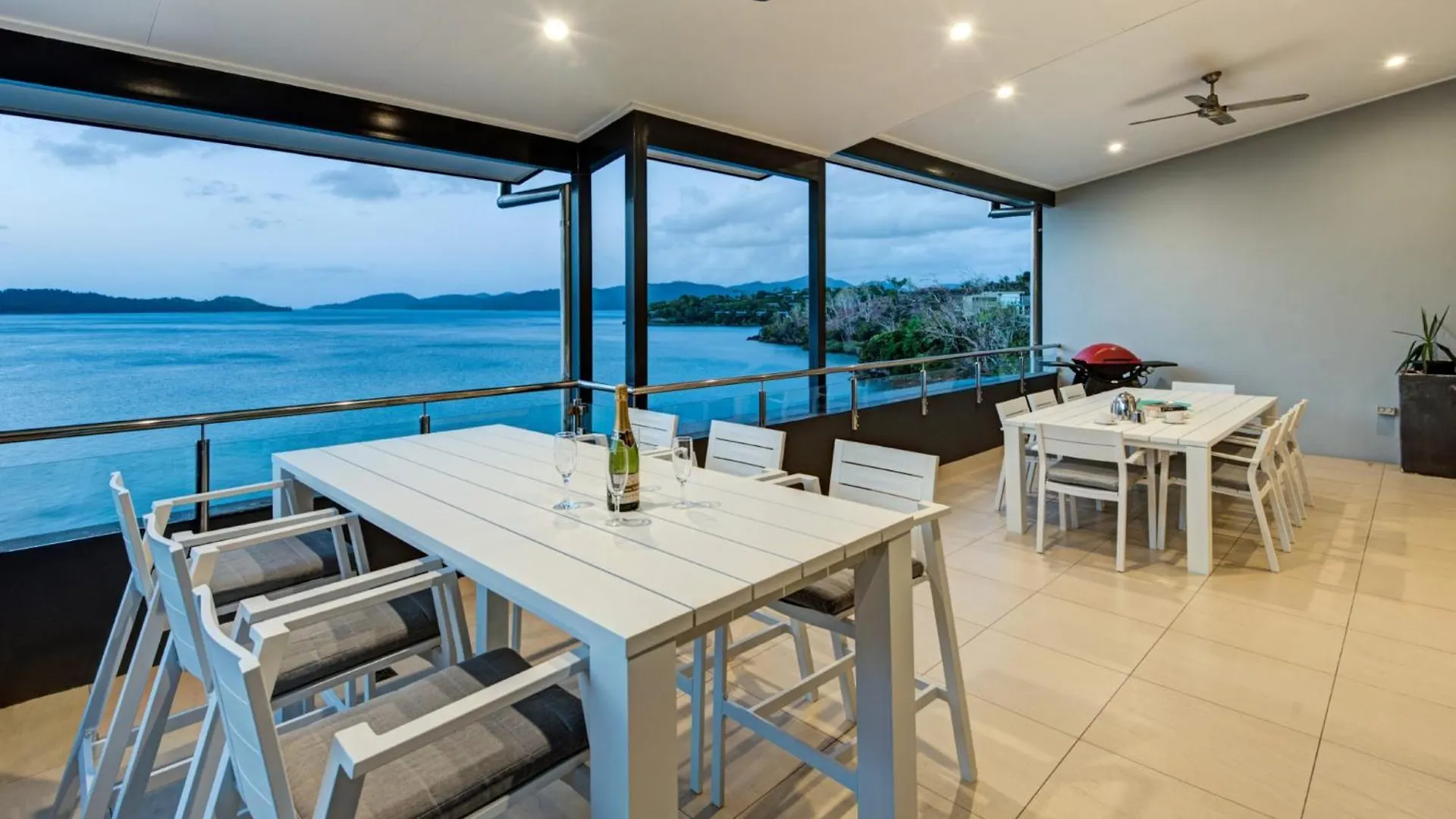 16 The Edge - - Waterfront, Golf Buggy And Sea Views *