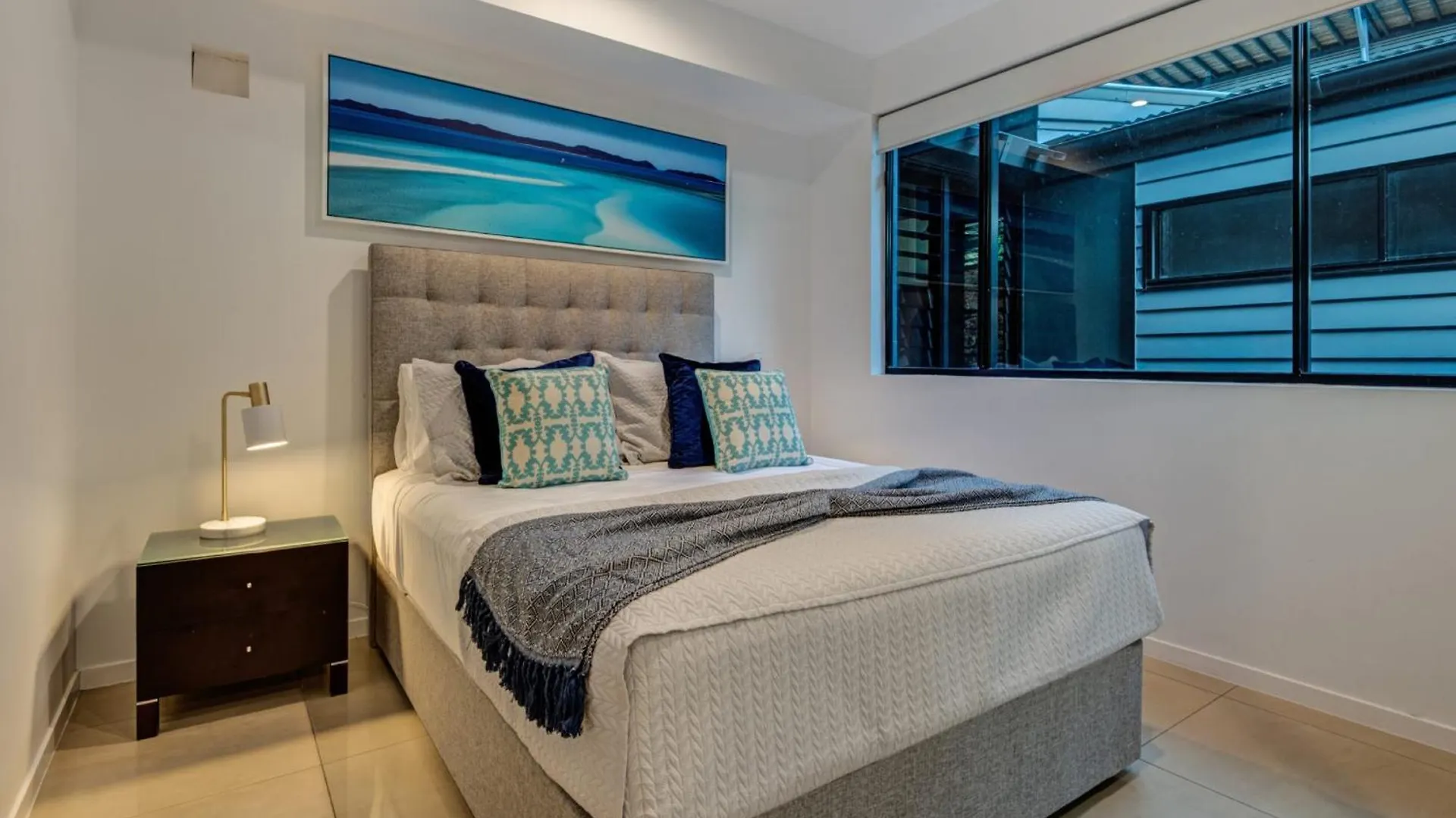 16 The Edge - - Waterfront, Golf Buggy And Sea Views *