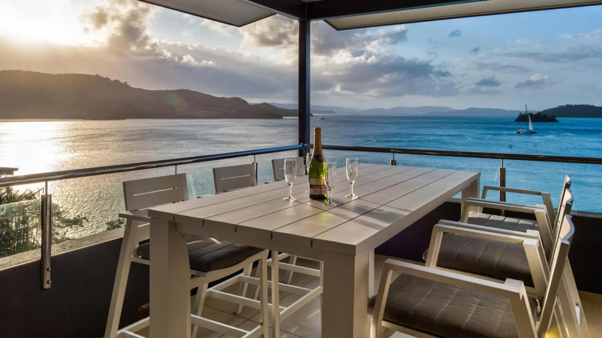 16 The Edge - - Waterfront, Golf Buggy And Sea Views 빌라 해밀턴아일랜드
