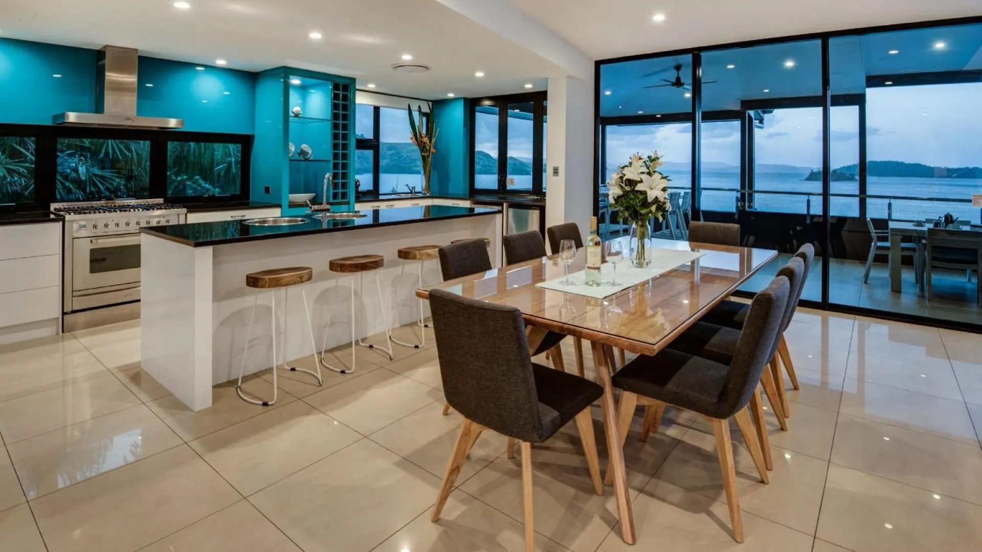 16 The Edge - - Waterfront, Golf Buggy And Sea Views 빌라