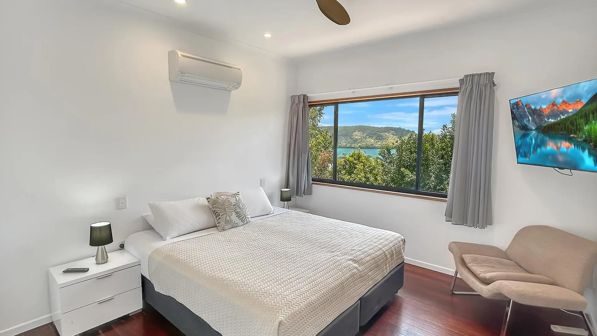 The Boathouse 4 Bedroom Luxury Private House